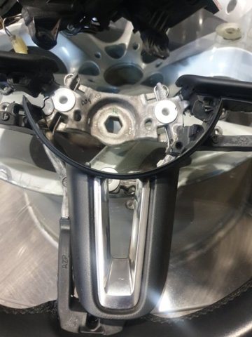 Накладка рулевого колеса BCKA32983 MAZDA