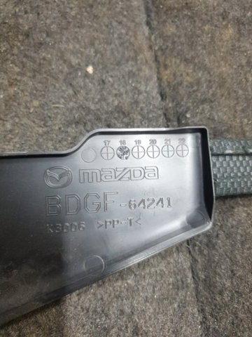 Накладка декоративная центральной консоли BDGF6424002 MAZDA