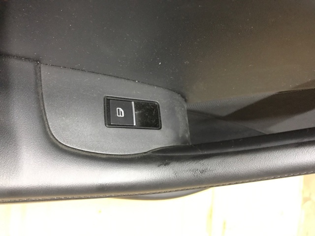 Кнопка подъемника задних стекол BDGF66370 MAZDA