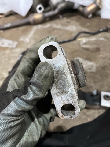 FORD CB5Z5A638A Сайлентблок заднего верхнего рычага в наличии Львов