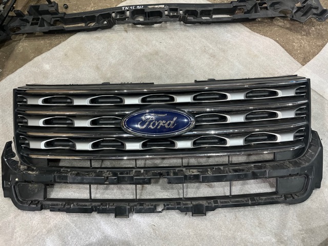 Решетка радиатора FB5Z8200AD FORD