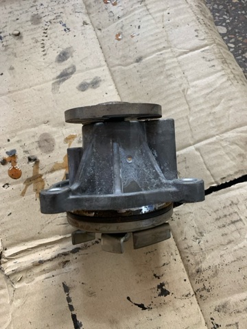 Помпа водяная, (насос) охлаждения LR022688 LAND ROVER