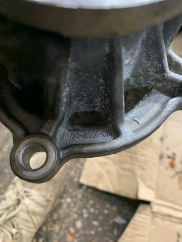 LAND ROVER LR022688 Помпа водяная (насос) охлаждения в наличии Житомир