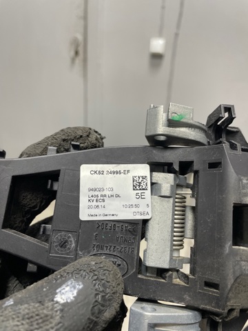 Держатель наружной ручки двери, передней правой LR025540 LAND ROVER