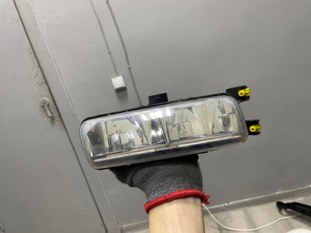 Противотуманка правая LR033406 LAND ROVER