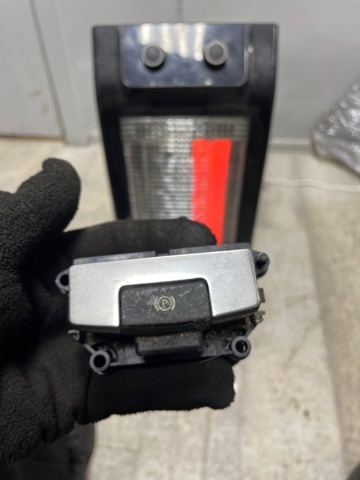 Выключатель контроля положения ручного тормоза LR034827 LAND ROVER