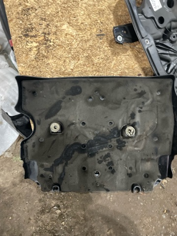 LR035599 LAND ROVER Крышка двигателя купить в Ирпень