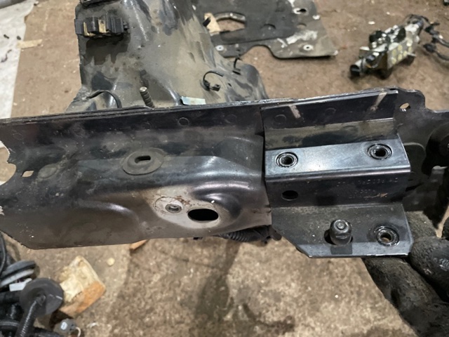 LR036509 LAND ROVER Лонжерон правый купить в Днепр