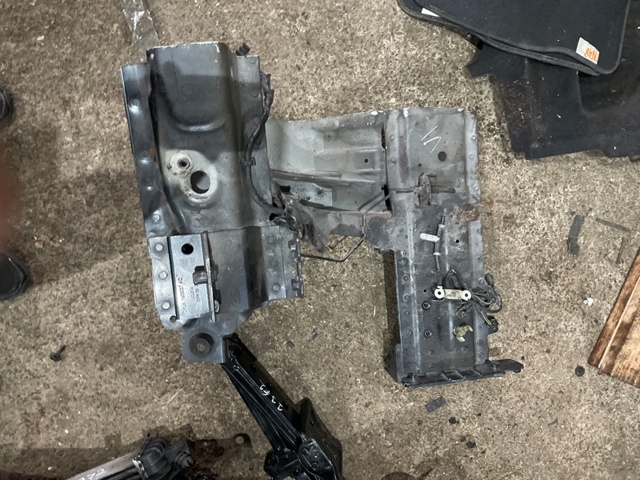 Четверть передняя левая LR036510 LAND ROVER