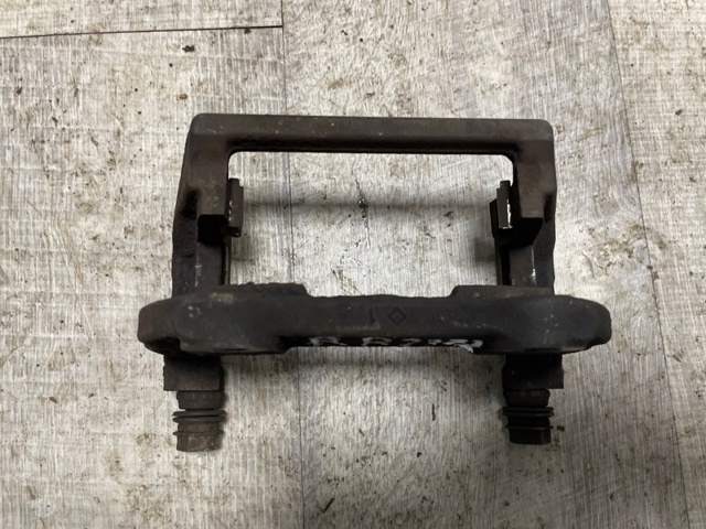Скоба суппорта заднего LR036570 LAND ROVER