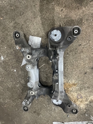 Балка задняя LR037517 LAND ROVER