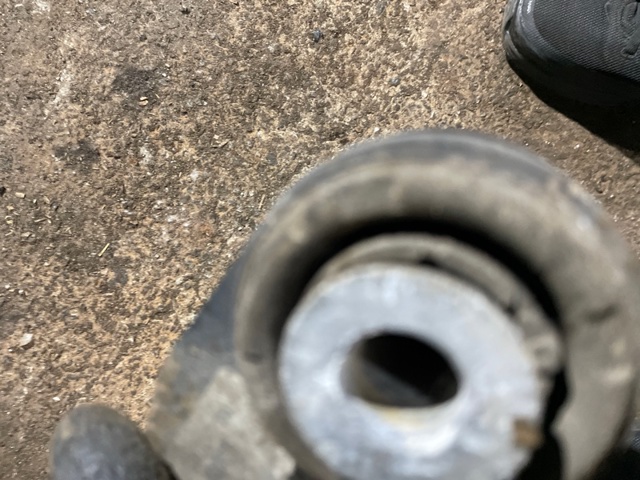 Рычаг задней подвески нижний, правый LR037702 LAND ROVER