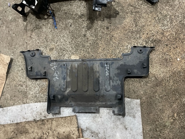 Заглушка бампера буксировочного крюка, задняя LR037930 LAND ROVER
