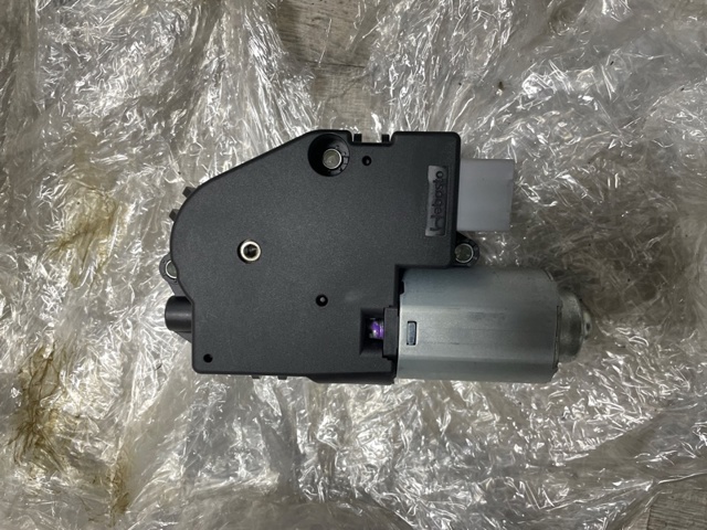 LR038280 LAND ROVER Мотор привода люка купить в Киев