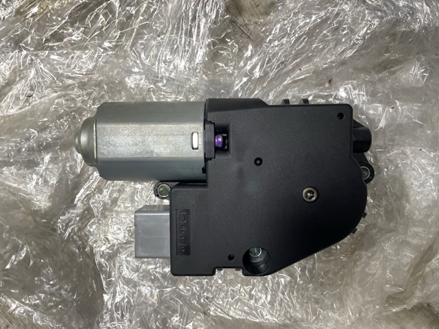 LR038280 LAND ROVER Мотор привода люка купить в Тернополь