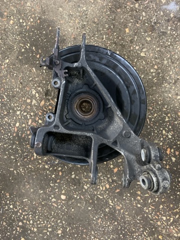 LR038550 LAND ROVER Цапфа задняя правая купить в Украина