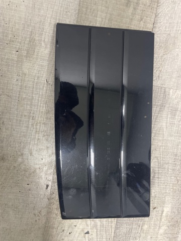 Молдинг передней правой двери LR038863 LAND ROVER