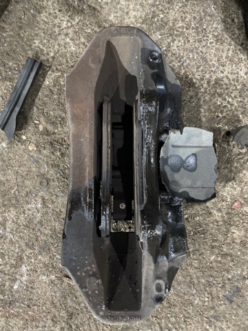 Суппорт тормозной, передний, левый LR039524 LAND ROVER