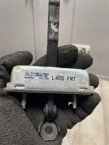 Ограничитель двери передний LR045540 LAND ROVER