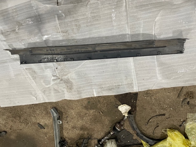 Накладка (молдинг) порога наружная левая LR048269 LAND ROVER