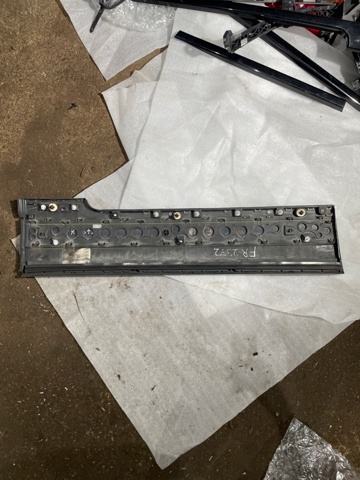 LR048804 LAND ROVER Молдинг двери передней правой нижний купить в Запорожье