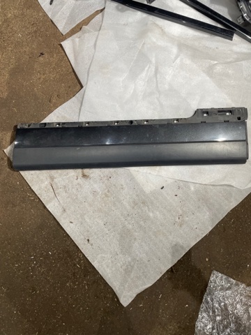 Молдинг двери передней правой нижний LR048804 LAND ROVER