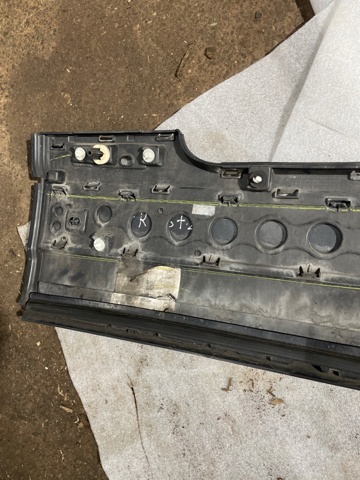 LAND ROVER LR048804 Молдинг двери передней правой нижний в наличии Ровно
