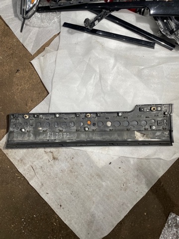 LR048805 LAND ROVER Молдинг двери передней левой нижний купить в Кривой Рог