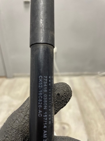 Стойка капота LR049207 LAND ROVER