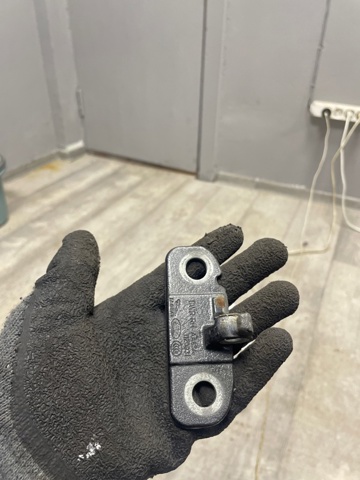 Петля двери передней правой LR056358 LAND ROVER