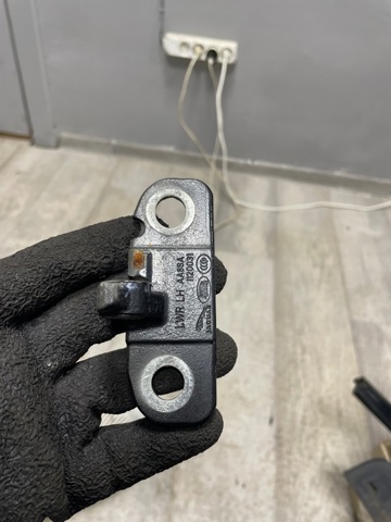 Петля передней двери левая LR056359 LAND ROVER