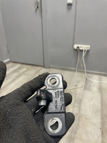 Петля передней двери, правой LR056360 LAND ROVER