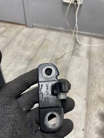 Петля водительской двери LR056361 LAND ROVER