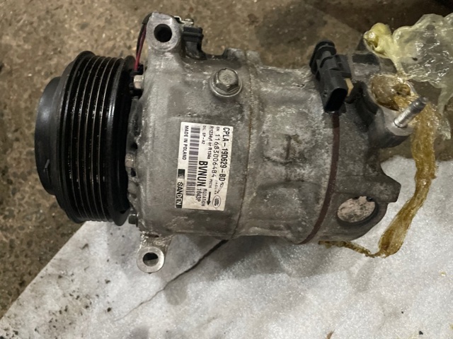 Насос кондиционера LR057692 LAND ROVER