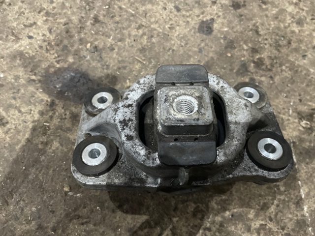 Подушка мотора правая LR057814 LAND ROVER