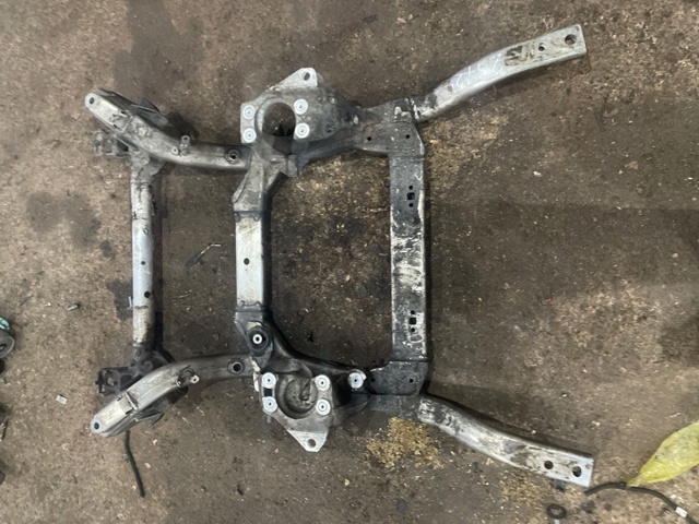 Передняя балка LR060034 LAND ROVER