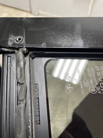 LR065502 LAND ROVER Стекло-форточка двери задней правой купить в Каменское