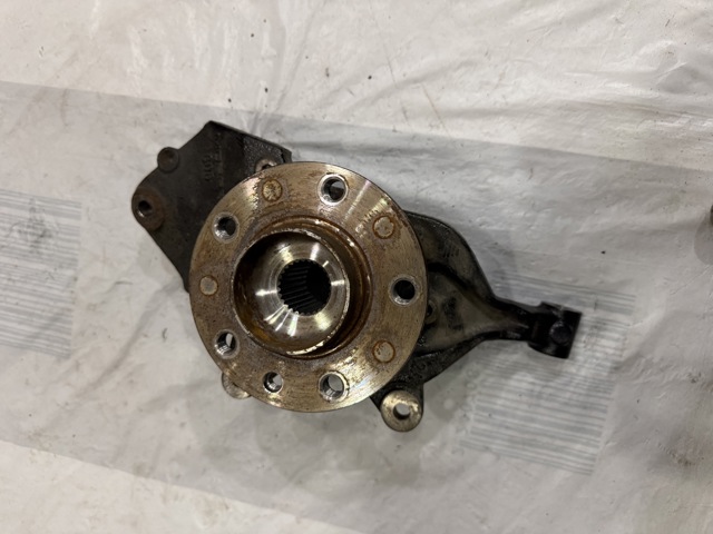 Цапфа поворотного кулака 68246619AA CHRYSLER