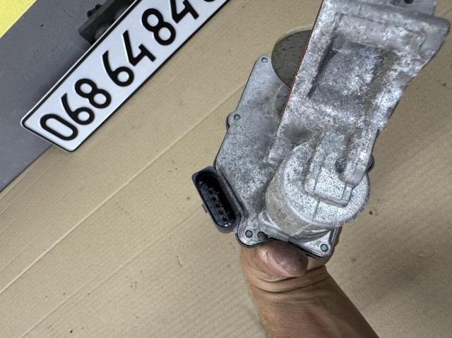 VAG 057128063G Дроссельная заслонка в сборе в наличии Чернигов