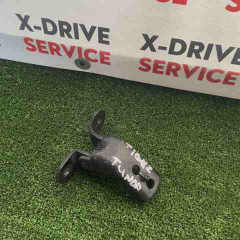 Шарнир передней левой двери 6872035031 TOYOTA