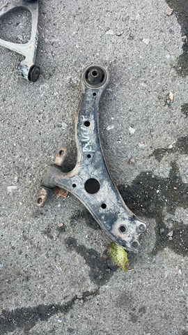 Правый рычаг передней нижней подвески 4806848020 TOYOTA