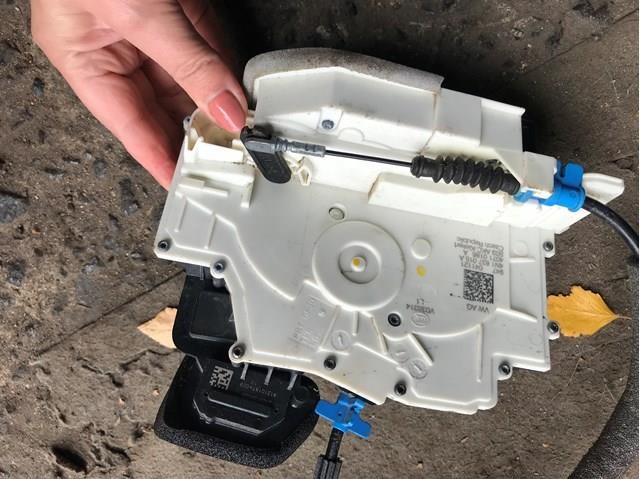 Замок двери водителя 4N1837015A VAG