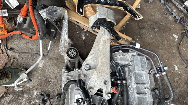 Кронштейн подушки (опоры) двигателя, задней 9J1199208C PORSCHE