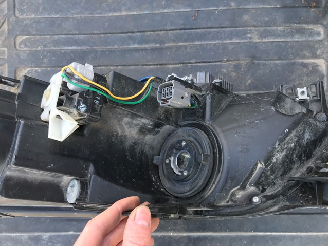 MAZDA EH1051030 Правая фара в наличии Житомир