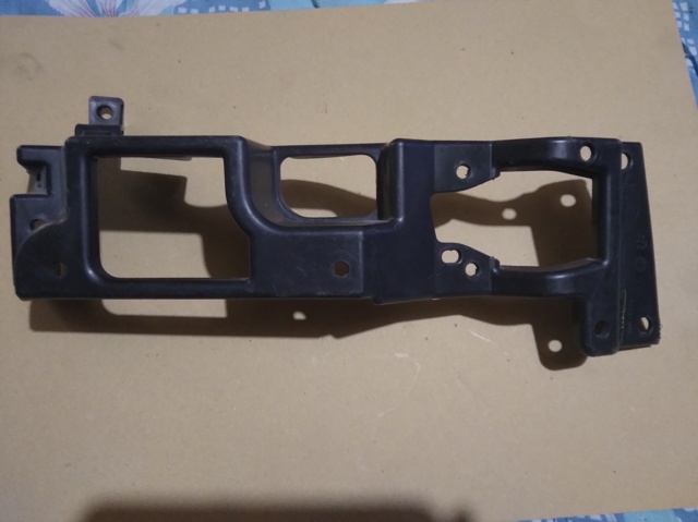 Кронштейн крепления противотуманной фары, левой CK5215267AA LAND ROVER