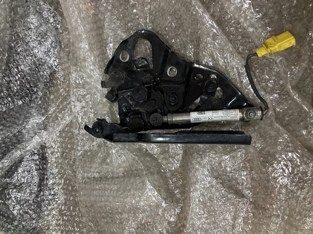 4M0823302B VAG Петля капота правая купить в Ужгород