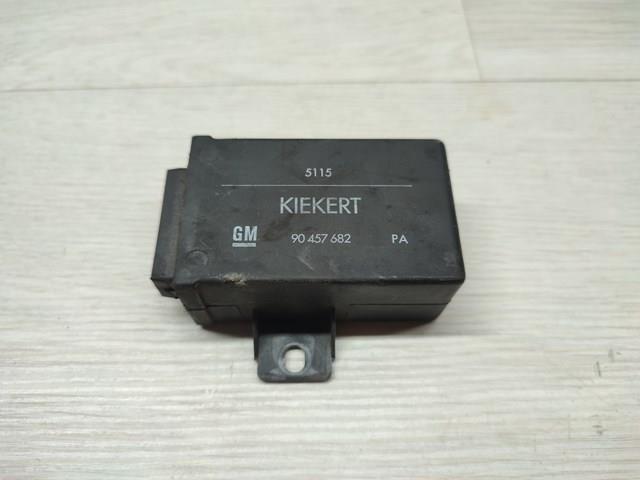 Блок управления центральным замком 90457682 GM