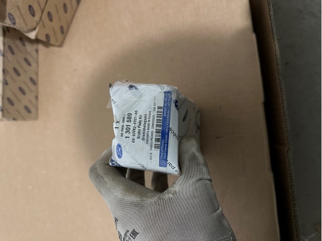 Колодки тормозные передние дисковые повреждена упаковка  1301589