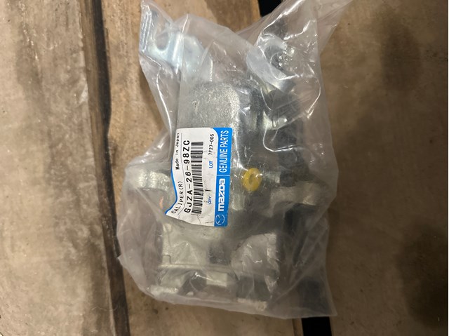 Тормозной суппорт правый задний GJZA2698ZC MAZDA