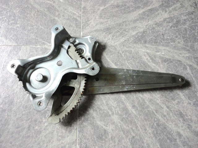 Стеклоподъемник задней левой двери 6980422200 TOYOTA